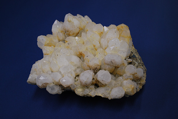 写真：鉱物 (水晶と黄鉄鉱)